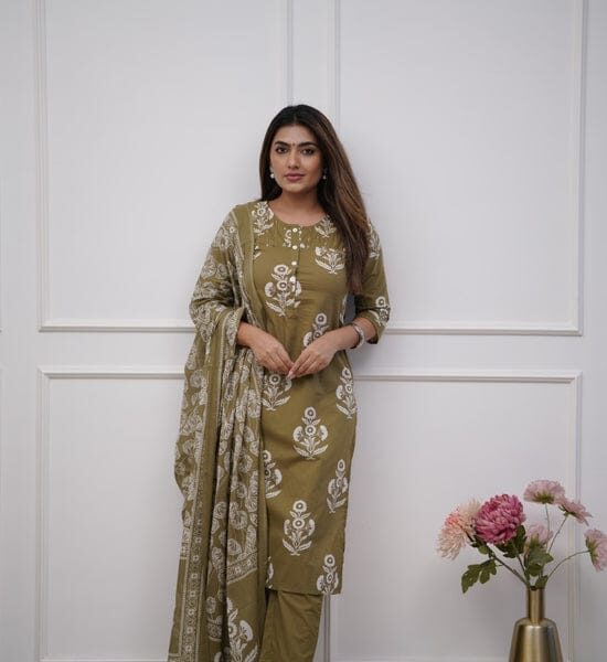 Featuring flowy pattern kurta with straight pants and matching dupatta, this set is exclusively made with Cottan 60×60 fabric.
