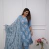 Featuring flowy pattern kurta with straight pants and matching dupatta, this set is exclusively made with Cottan 60×60 fabric.  Beautiful Cottan Kurtis pent with Mulmal duptta 