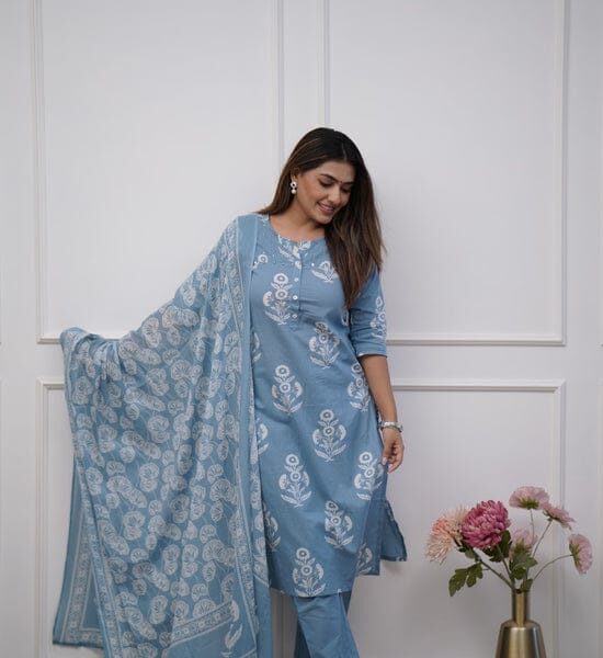 Featuring flowy pattern kurta with straight pants and matching dupatta, this set is exclusively made with Cottan 60×60 fabric.  Beautiful Cottan Kurtis pent with Mulmal duptta 