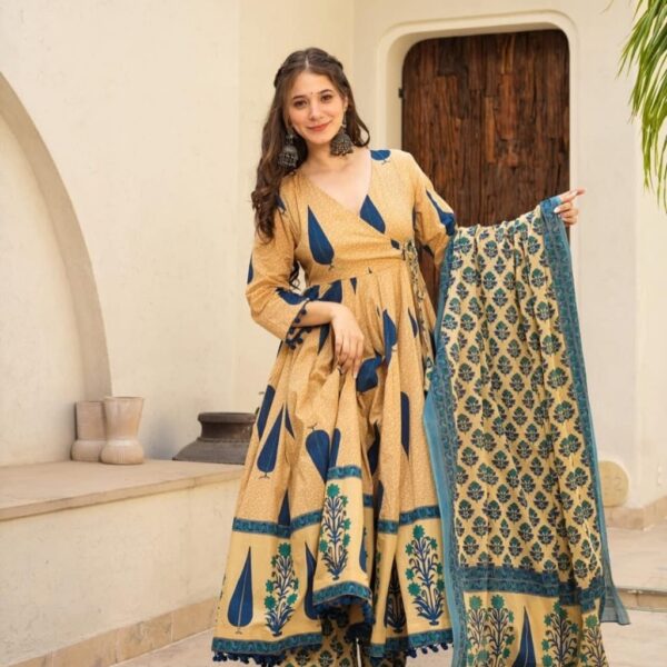 The perfect of traditional wear  New  Anarkali kurta set with new style in sanganeri  print