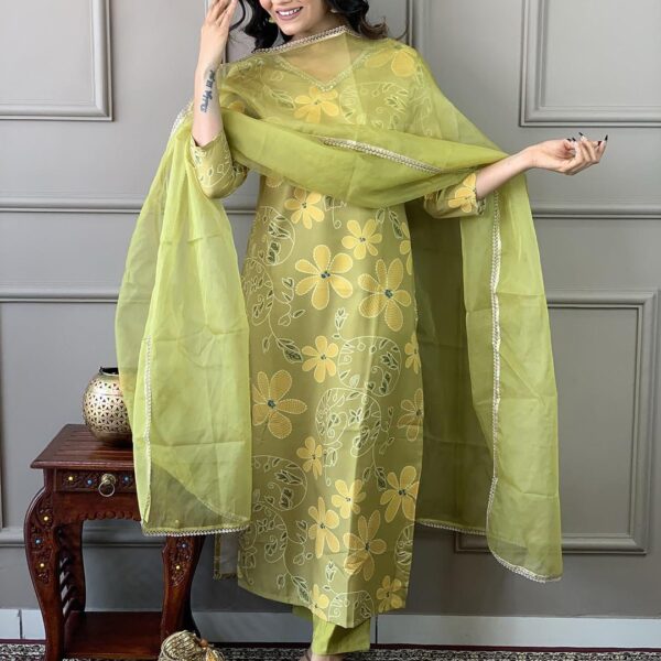 NEW ĐĚSIGNER PARTY WEAR TOP AND PLAZZO. WITH FANCY DUPPATA AND Less  WORK