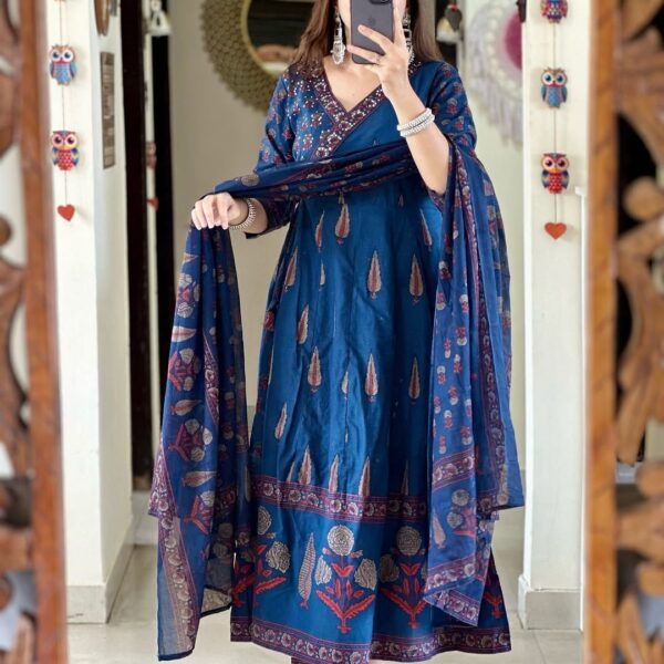 Featuring beautiful Heavy anarkali Angrakha 3pcs kurta set suqvens work